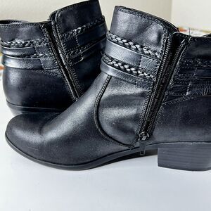 Yuu Yu Pamin  Black Booties Ankle Boots Size 10W Faux Leather Zipper